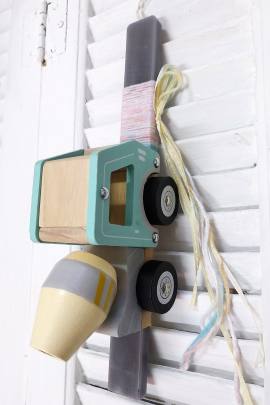 ΛΑΜΠΑΔΑ ΜΕ ΞΥΛΙΝΟ ΟΧΗΜΑ ΓΕΡΑΝΟ